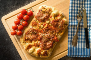 Co charakteryzuje pizzę rzymską?